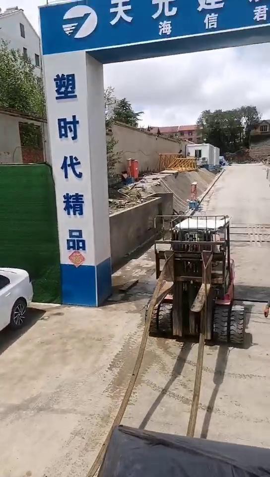 理石叉車搬運，叉車狹窄空間專業(yè)倒理石的后續(xù)操作
