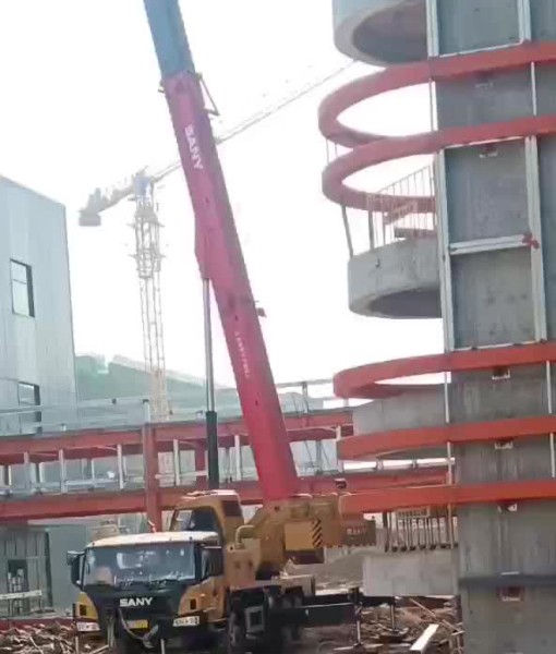 中電四公司初村威高利彤疫苗廠房建設，吊車作業(yè)中